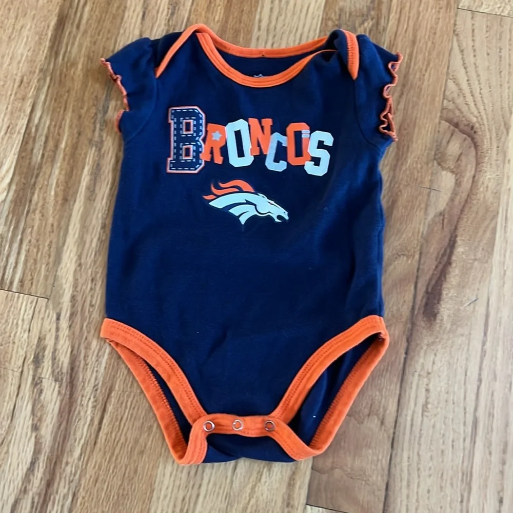 BRONCOS Set of 3 Girls Onesies, Denver Broncos, Size 3-6 Months - Picture 4 of 8